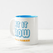 雪を降ろせハワイに行くよ!カスタマイズおもしろい可能 ツートーンマグカップ (正面左)