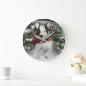 雪を駆け抜けるブルドッグの救助隊 ラージ壁時計 (ホーム)