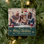 雪エレガント片グリーンと金ゴールド写真クリスマス セラミックオーナメント<br><div class="desc">スクリプモダントSnowflake Greenと金ゴールド写真メリークリスマススクリプトホリデーセラミックオーナメント。特集1)写真テンプレート「メリークリスマス」文字。「メリークリスマス」の挨拶文字は書、美しい手でレタお洒落ーされたフォントの台本と緑の色の背景に金ゴールドの雪のまわりに片で飾られている。このセラミックオーナメントクリスマスのホリデーシーズンにあなたの家族と友人のためのキュートなギフト。</div>