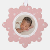 雪エレガント片ピンクベビーの初めてのクリスマス オーナメントカード (正面)