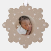 雪エレガント片ベージュベビーの初めてのクリスマス オーナメントカード (裏面)