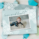 雪エレガント片Love And Light Hanukkah写真 シーズンカード<br><div class="desc">白いエレガント冬の雪片の花'愛と光'手書きスクリプトでは、ハヌカー写真カード。手書きスクリプトと背景は、任意の色に変更できる。設計/オリジナルのアートワークby fat*fa*tin.簡単独自の文字メッセージ、名前、年、写真、画像でパーソナライズする。編集デザインのページで編集できる機能の詳細については、 www.zazzle.com/fat_fa_tin www.zazzle.com/color_therapy www.zazzle.com/fatfatin_blue_knot www.zazzle.com/fatfatin_red_knot www.zazzle.com/fatfatin_mini_me www.zazzle.com/fatfatin_box www.zazzle.com/fatfatin_design www.zazzle.com/fatfatin_ink</div>