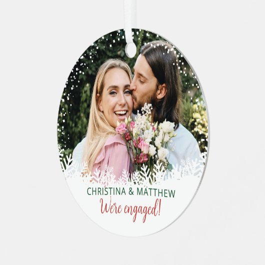 雪グリッター格子状初めてのクリスマス婚約した写真 メタルオーナメント (正面左)