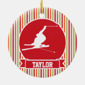 雪スキー，スキー，赤，オレンジ，緑ストライプ色 セラミックオーナメント (裏面)