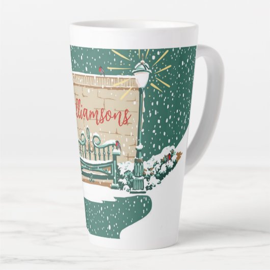 雪パーソナライズされた雪の冬の家族の庭クリスマス カフェラテマグ (右アングル)