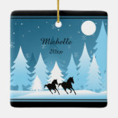 雪パーソナライズされた馬を駆け抜ける セラミックオーナメント (裏面)