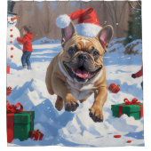 雪フランスのの中で走ブルドッグのクリスマス帽子 シャワーカーテン (正面)