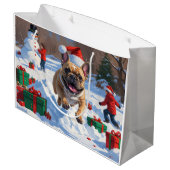 雪フランスのの中で走ブルドッグのクリスマス帽子 ラージペーパーバッグ (裏面アングル)