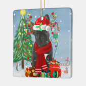 雪フランスのの中のブルドッグとクリスマスプレゼント セラミックオーナメント (左)
