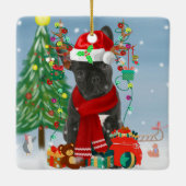 雪フランスのの中のブルドッグとクリスマスプレゼント セラミックオーナメント (裏面)