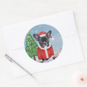 雪フランスのの中のブルドッグとクリスマスプレゼント ラウンドシール (封筒)