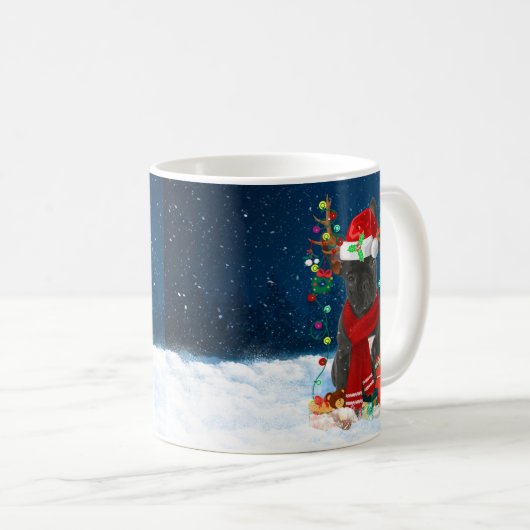 雪フランスのの中のブルドッグ犬とクリスマスプレゼント コーヒーマグカップ (正面右)
