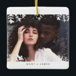 雪ミニマル片フレーム |とメリー写結婚した真 セラミックオーナメント<br><div class="desc">冬のコレクションに新たに加わったBlack and White Minimalist Snowflaks Frameをご紹介 |とメリー写真結婚した。この絶妙なフォトフレームは、ホリデーシーズン中に愛する人々と一緒にあなたの大切な思い出を表示する究極の方法である。このフレームは詳細に対する精緻で注意を払い、白黒のカラーと目を引くミニマルなスノーフレークデザインの見事な組み合わせを備えている。どんな装飾スキームともシームレスに融合し、あなたの家に優雅さと魅力のtouchを追加する。このフレームは美しいだけでなく、最後まで構築されている。素材高品質で作られた思い出が何年も大切保存され来る。しかしそれだけではない。このフォトフレームはまた、新婚や愛する人や友人のための完璧な贈り物を作る。コレクションの特別な写真を使用してパーソナライズすることで、彼らへの愛を披露する。彼らのホリデーシーズンを特別に作る完璧な方法である。まとめると、白黒ミニマリストの雪片フレーム |写真結婚したは、最も大切な思い出をスタイルと優雅さで保つのに最適な方法である。なぜ待つ?今すぐ注文して季節の魔法を自宅に持ち込む!</div>