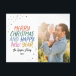 雪メリーカラフルモダンクリスマス写真 シーズンポストカード<br><div class="desc">このスタイリッシュフェスティバルとおもしろいの休日の写真カードで今年の休暇シーズンの声明を作る。フロントは写真を備え、下のよくはしゃぐカラフル文字とカラフル紙吹雪の雪の点にアクセント付きカスタムのスタイルのタイポグラフィ。差出人住所、受信者のアドレス、および独自のメッセージで背面に入力するカスタムか、またはプレースホルダ文字を削除し保て、そのメッセージを削除し空白のてください。私の店に行ってこれ以上のスタイリッシュホリデーカードを見て。</div>