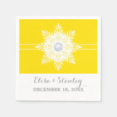 雪モダン片イエロー、白い冬の結婚式 スタンダードカクテルナプキン (正面)
