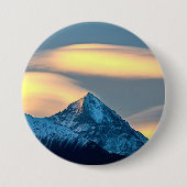 雪ユニークに覆われた山々 缶バッジ (正面)