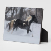 雪ランニングの中を馬が フォトプラーク (側面)