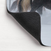 雪ランニングの中を馬が マウスパッド (コーナー)