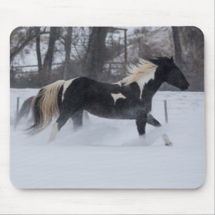 雪ランニングの中を馬が マウスパッド