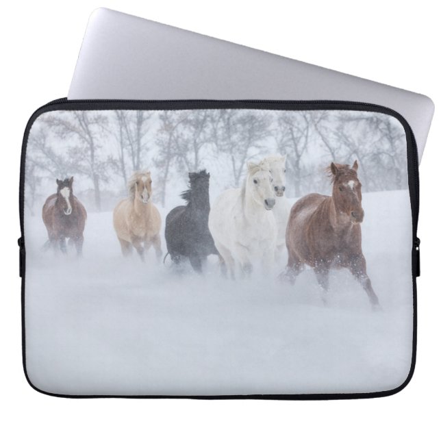 雪ランニングの中を馬が ラップトップスリーブ (正面)