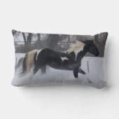 雪ランニングの中を馬が ランバークッション (裏面)