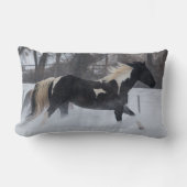 雪ランニングの中を馬が ランバークッション (正面)