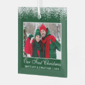 雪上私たちの初めてのクリスマスカップルの写真グリーン ガラスオーナメント (正面左)