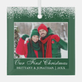 雪上私たちの初めてのクリスマスカップルの写真グリーン ガラスオーナメント (正面)