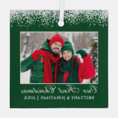 雪上私たちの初めてのクリスマスカップルの写真グリーン ガラスオーナメント (裏面)