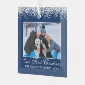 雪上私たちの初めてのクリスマスファミリーフォトブルー ガラスオーナメント (正面左)