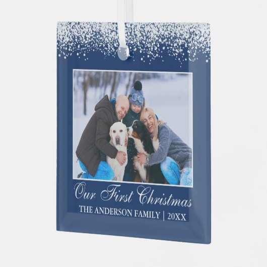 雪上私たちの初めてのクリスマスファミリーフォトブルー ガラスオーナメント (正面左)