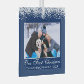 雪上私たちの初めてのクリスマスファミリーフォトブルー ガラスオーナメント (正面右)