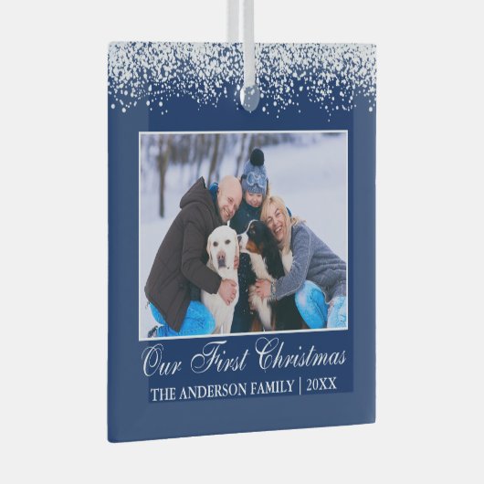 雪上私たちの初めてのクリスマスファミリーフォトブルー ガラスオーナメント (正面右)