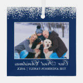 雪上私たちの初めてのクリスマスファミリーフォトブルー ガラスオーナメント (裏面)