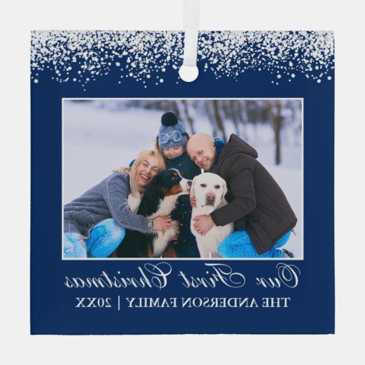 雪上私たちの初めてのクリスマスファミリーフォトブルー ガラスオーナメント (裏面)