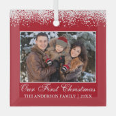 雪上私たちの初めてのクリスマスファミリーフォトレッド ガラスオーナメント (正面)