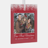 雪上私たちの初めてのクリスマスファミリーフォトレッド ガラスオーナメント (正面右)