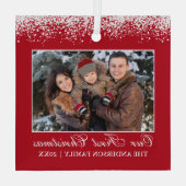 雪上私たちの初めてのクリスマスファミリーフォトレッド ガラスオーナメント (裏面)