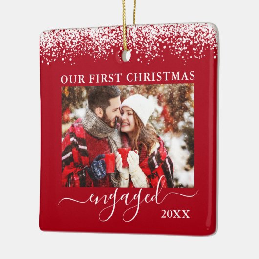 雪上私たちの初めてのクリスマス婚約した写真赤 セラミックオーナメント (左)