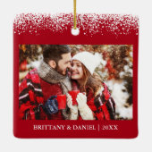 雪上私たちの初めてのクリスマス婚約した写真赤 セラミックオーナメント (裏面)