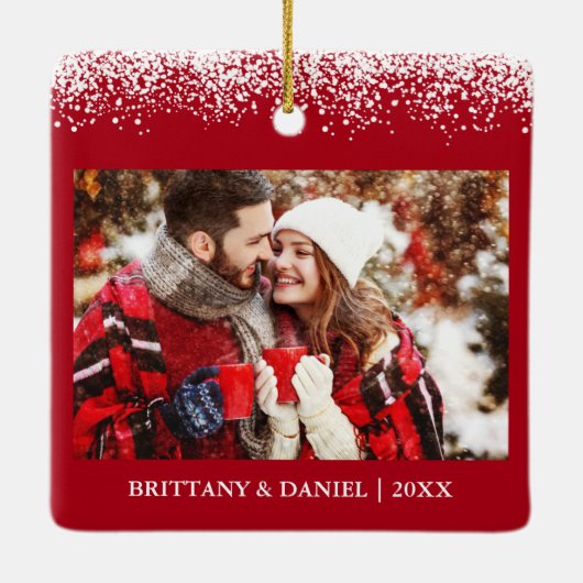 雪上私たちの初めてのクリスマス婚約した写真赤 セラミックオーナメント (裏面)