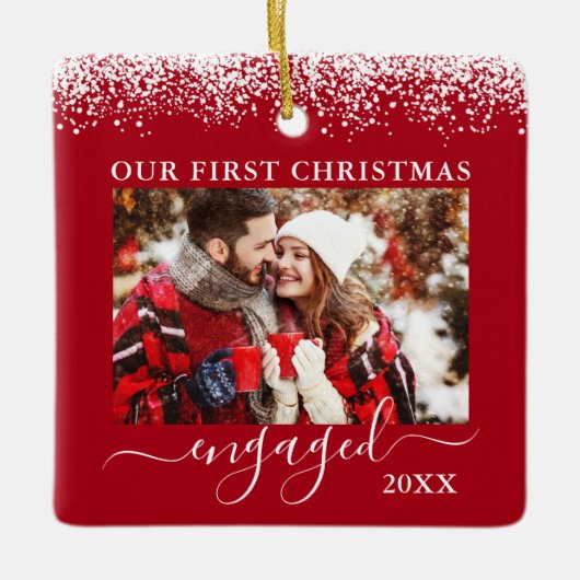 雪上私たちの初めてのクリスマス婚約した写真赤 セラミックオーナメント (正面)