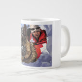 雪中のドイツのシェパードの捜索と救助 ジャンボコーヒーマグカップ (正面右)