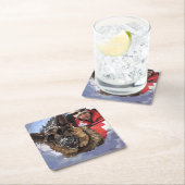 雪中のドイツのシェパードの捜索と救助 スクエアペーパーコースター (インサイチュ)