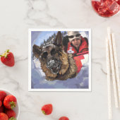 雪中のドイツのシェパードの捜索と救助 スタンダードカクテルナプキン (インサイチュ)