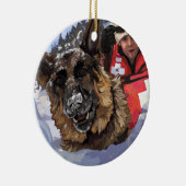 雪中のドイツのシェパードの捜索と救助 セラミックオーナメント (右)