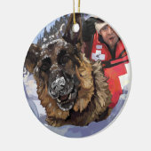 雪中のドイツのシェパードの捜索と救助 セラミックオーナメント (左)