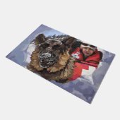 雪中のドイツのシェパードの捜索と救助 ドアマット (アングル)