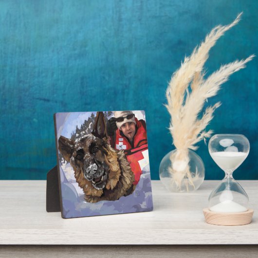 雪中のドイツのシェパードの捜索と救助 フォトプラーク (インサイチュ)