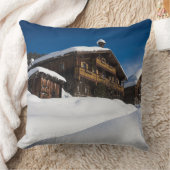 雪伝統的中の木の戸棚 クッション (ブランケット)